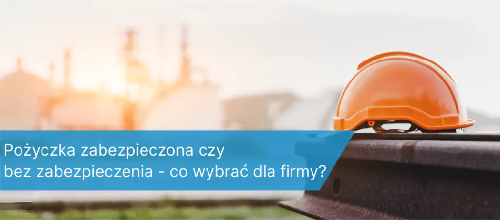 Pomarańczowy kask ochronny leży na stalowej belce na tle przemysłowych zbiorników